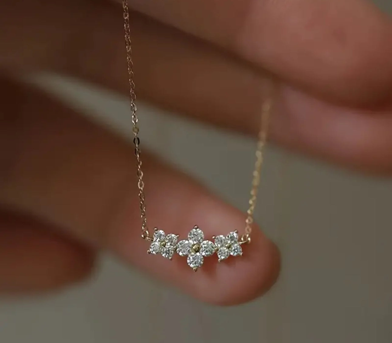 Dainty flower necklace