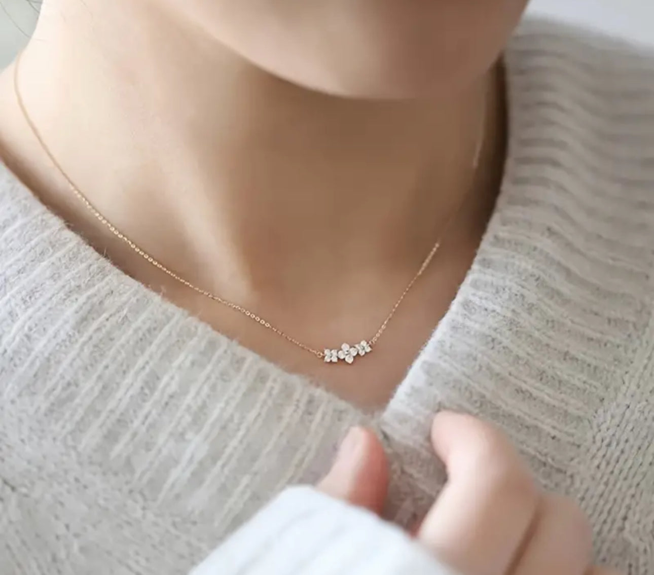 Dainty flower necklace